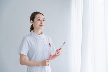白衣の女性