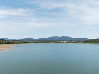 Lac artificiel et barrage de Michelbach et Aspach-le-Haut en Alsace. Aperçu du lac et des Vosges depuis la digue principale