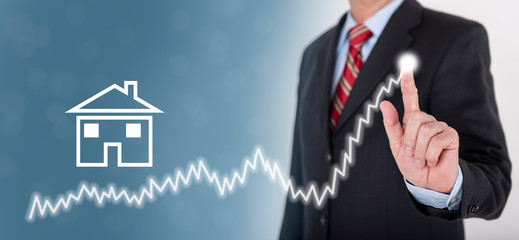 Geschäftsmann zeigt Prognose für Immobilien