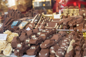 Schokoladenfiguren zum Verkaufen aufgereiht