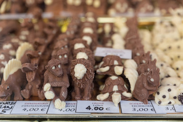 Schokoladenfiguren zum Verkaufen aufgereiht