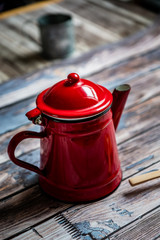 Théière émaillée en métal rouge