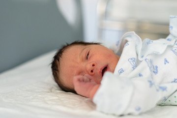 Bebé recién nacido en hospital 118