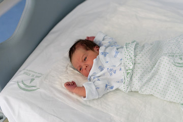 Bebé recién nacido en hospital 124