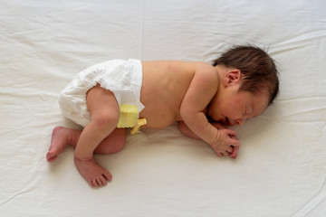 Obraz na płótnie Canvas Bebé recién nacido en cuna 04