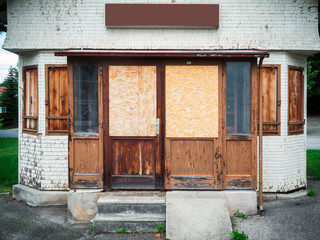 Closed railway station kiosk near © Andy Nowack