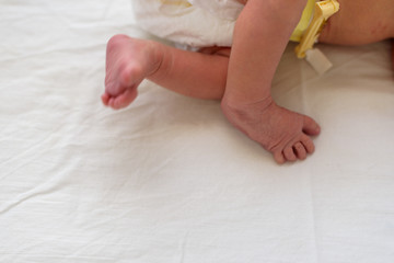 Obraz na płótnie Canvas Pies de bebé recién nacido en cuna 03