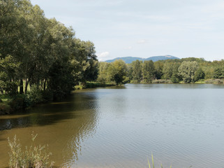 Fototapeta na wymiar Lac et barrage de Michelbach et Aspach-le-haut en Alsace Haut-Rhin. Vue sur la retenue de queue du lac depuis la petite digue 