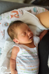 Bebé pequeño en cojín de lactancia 05