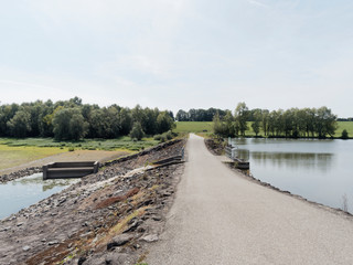 Fototapeta na wymiar Lac et barrage de Michelbach et Aspach-le-haut en Alsace Haut-Rhin. Passage sur la petite digue 