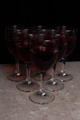 Six red wine glassen on a black backgound