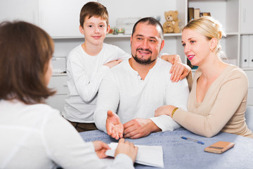 Obraz premium Friendly family with female designer at home