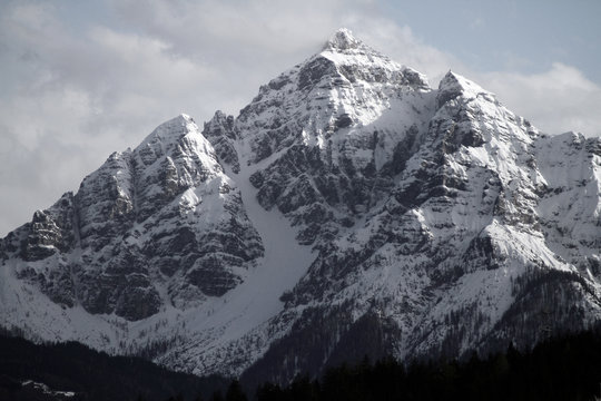 Blick von Innsbruck im Inntal in Tirol ins Stubaital auf den schneebedeckten Gipfel K&ouml;nig Serles im Winter