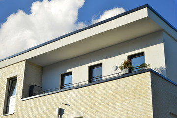 Moderne Betonbalkone mit beschichtetem Metall-Geländer an Neubau-Mehrfamilien-Hausfront mit...