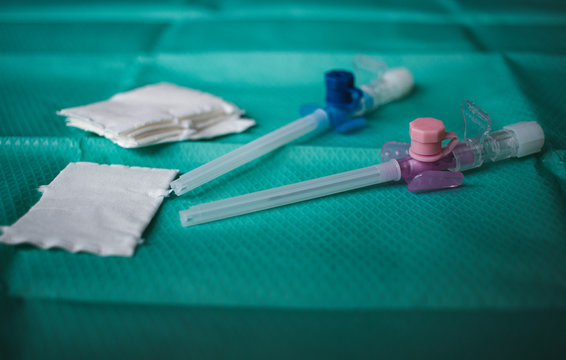 Zwei periphere Venenverweilkatheter vorbereitet auf sterilem Tisch Tupfer Spritze Kan&uuml;le