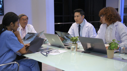 Obraz premium Medical concept. Medical concept.Doctors are brainstorming for conclusions about the research. 4k Resolution.