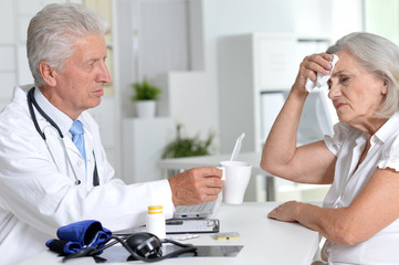 Obraz premium Portrait of senior doctor with a elderly patient