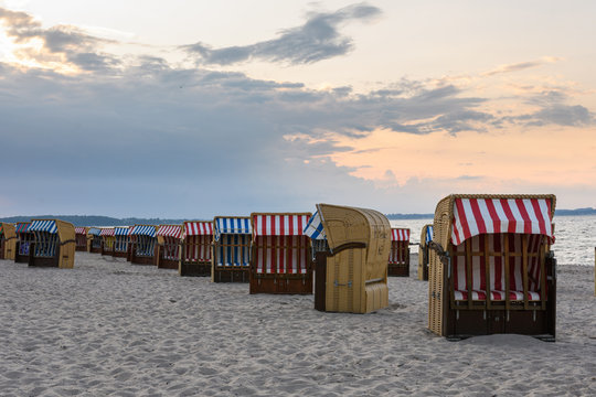 Strandk&ouml;rbe an der Ostee am Abend