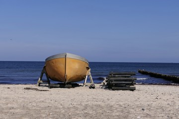 Boot auf Rollen am Strand von Börgerende an der Ostsee