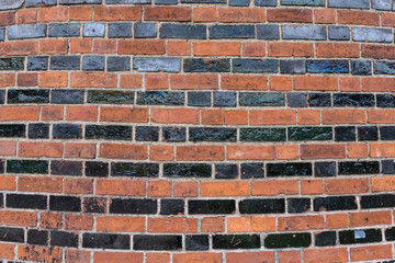 Ziegelwand mit normalen udn glasierten gr&uuml;nen Ziegeln 