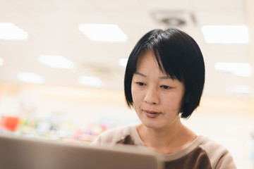 woman working at a coffee shop