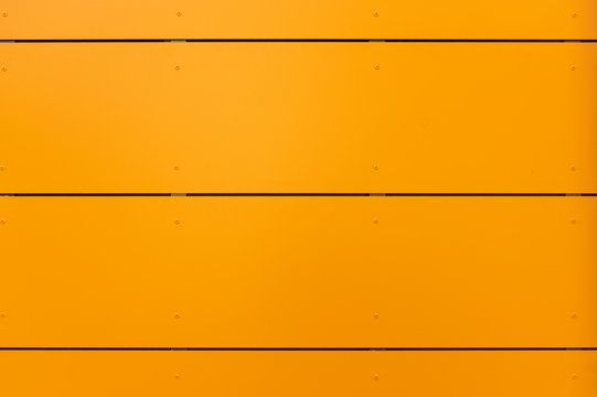 Moderne Fassade mit Fassadenverkleidung und W&auml;rmed&auml;mmung aus gelborangen Elemente, genietet an eine Unterkonstruktion