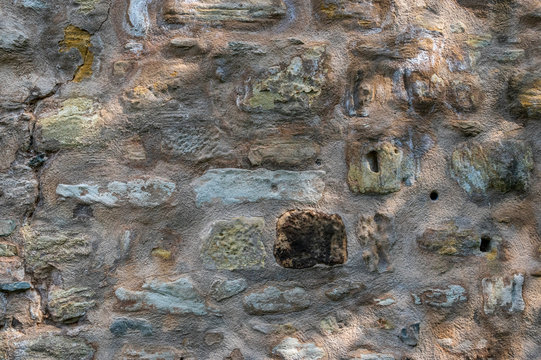 Sch&ouml;ne restaurierte Sandsteinmauer einer Burg oder Schloss mit unterschiedlich gro&szlig;en Steinen in mehreren Farben und verschiedener Oberfl&auml;chenstruktur, Schraffuren, Aussehen, mit breiten gro&szlig;en Fugen 