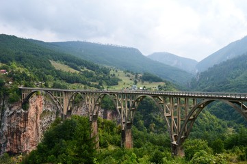 Fototapeta premium a large bridge between the hills