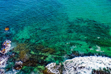 Wasser, Wellen, Küsten und Felsen aus der Luft