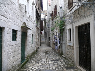 Fototapeta na wymiar Enge Gassen in der Altstadt von Trogir