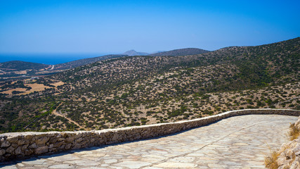 Antiparos - Kykladen - Pflasterstrasse vor Landschaft mit blauem Himmel