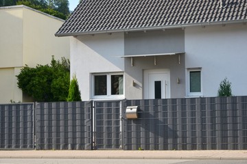 Eingangsbereich eines Wohnhauses mit Kunststoff-Sichtschutzfolie an Stahlgitterzaun © Hermann