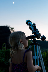 Petite fille regarde la lune et les étoiles © eloi