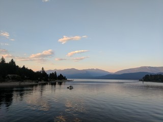 Obraz na płótnie Canvas boat and sunset on the lake