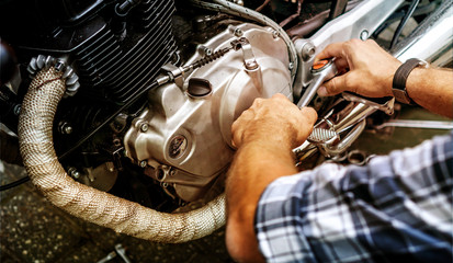 Fußrasten montieren / Motorrad Reparatur