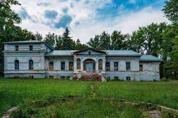 Fototapeta na wymiar Old abandoned mansion in Turmasovo village, Tambov region
