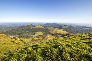 Vue sur la chaîne des puys depuis le sommet de Puy-de-Dôme en Auvergne
