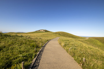 Vue depuis un chemin au sommet de Puy-de-Dôme en Auvergne