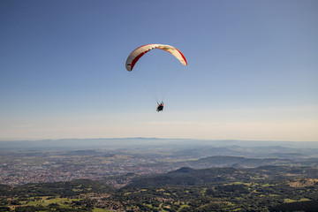 Vol de parapentes au dessus du Puy-de-Dôme en Auvergne