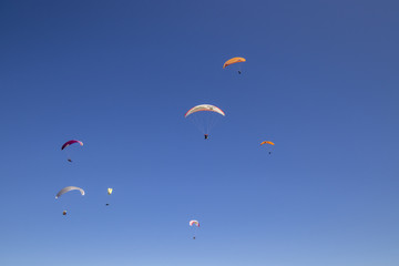 Vol de parapentes au dessus du Puy-de-Dôme en Auvergne