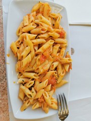 piatto di pasta fredda con verdure 