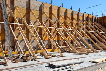 construction site and construction of a large retaining wall