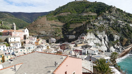 Fototapeta na wymiar Vernazza. Veduta di uno dei cinque borghi secolari delle Cinque Terre. Italia
