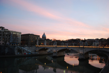 Fototapeta premium Zachód słońca w Rzymie. Różowe niebo