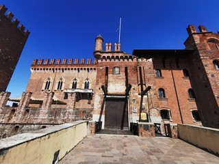 castello carimate como panorama in giornata soleggiata