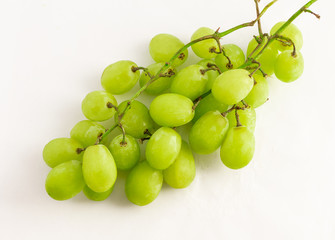 Fototapeta na wymiar green grapes on white background
