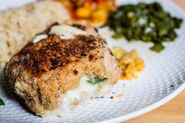 Escalope de dinde panée avec fromage coulant