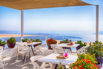 Fototapeta premium Snug Open Terace cafe w Thira na wyspie Santorini w Grecji.