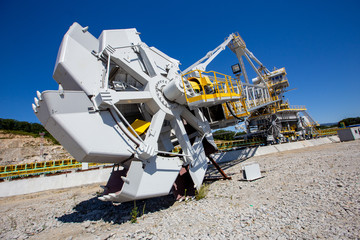 New Stacker-reclaimer for stacking coal or other bulk material and taking it from the stack at the construction site of the marine coal terminal