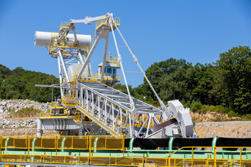 New Stacker-reclaimer for stacking coal or other bulk material and taking it from the stack at the construction site of the marine coal terminal